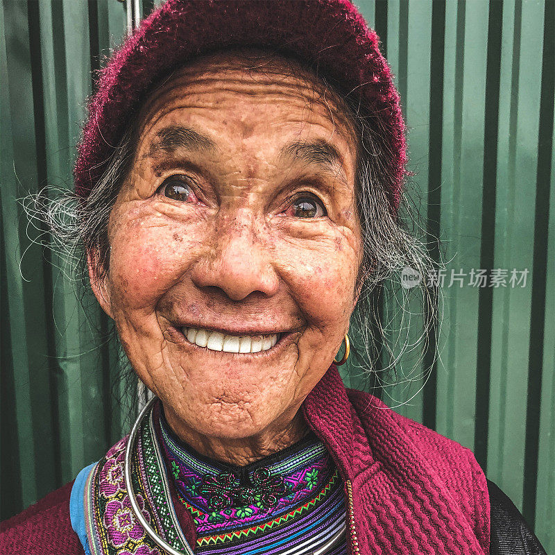 在Bac Ha市场，传统的“花苗族”妇女微笑着看着镜头